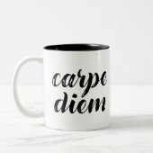 Carpe Diem Bürstenanschläge Zweifarbige Tasse (Links)