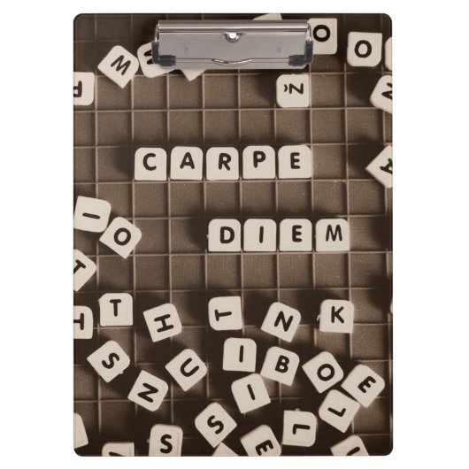 Carpe Diem Scrambled Letter Tiles Klemmbrett (Vorderseite)