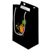 Carrate Funny Carrot Karate Pun Dark BG Kleine Geschenktüte (Vorderseite Schrägansicht)