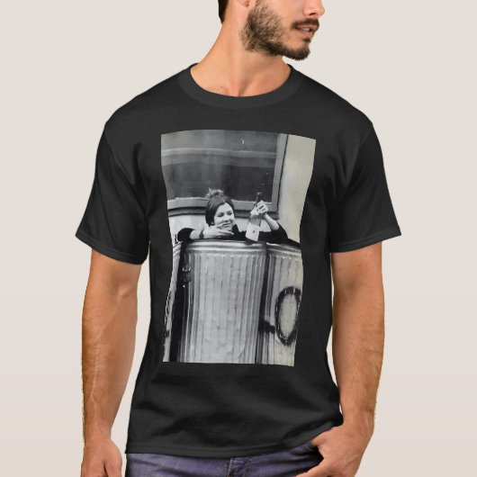 Carrie Fisher in einem Müllcontainer T-Shirt (Vorderseite)