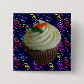 Carrot Cake Cupcake mit Confetti Button (Vorderseite)