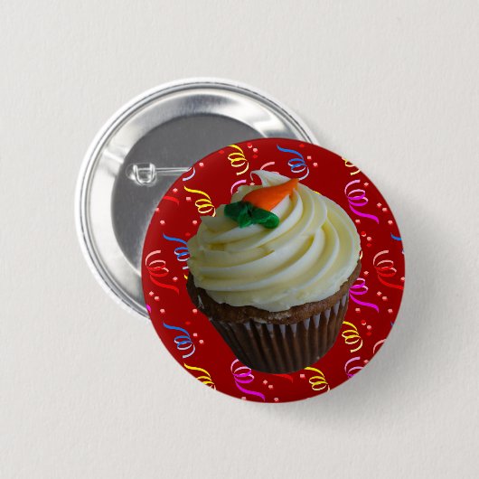 Carrot Cake Cupcake mit Confetti Button (Vorne & Hinten)
