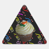 Carrot Cake Cupcake mit Confetti Dreieckiger Aufkleber (Vorderseite)