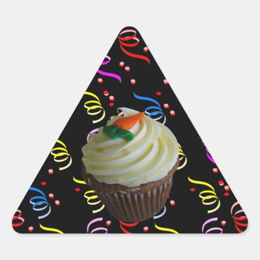 Carrot Cake Cupcake mit Confetti Dreieckiger Aufkleber (Vorderseite)