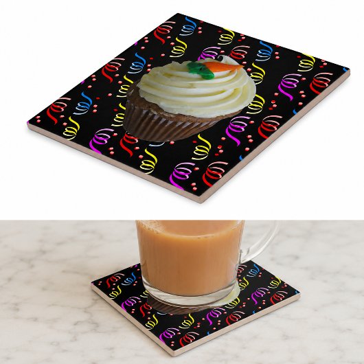 Carrot Cake Cupcake mit Confetti Fliese