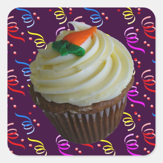 Carrot Cake Cupcake mit Confetti Quadratischer Aufkleber (Vorderseite)