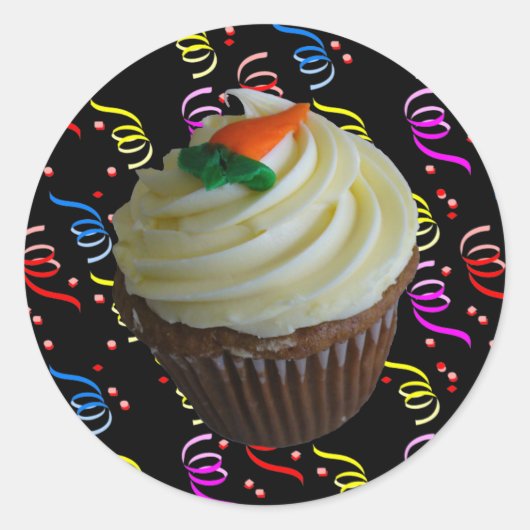Carrot Cake Cupcake mit Confetti Runder Aufkleber (Vorderseite)