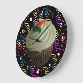 Carrot Cake Cupcake with Confetti Große Wanduhr (Winkel)