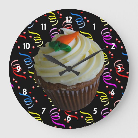Carrot Cake Cupcake with Confetti Große Wanduhr (Vorderseite)