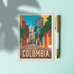 Cartagena, Kolumbien Postkarte<br><div class="desc">Anderson Design Group ist eine preisgekrönte Illustrations- und Designfirma in Nashville,  Tennessee. Der Gründer Joel Anderson leitet ein Team talentierter Künstler,  um originale Posterkunst zu kreieren,  die wie Vintage Werbedrucke von den 1920er bis 1960er Jahren aussieht.</div>