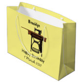 Cartoon-Abbildung der Nähmaschine Große Geschenktüte (Rückseite Schrägansicht)