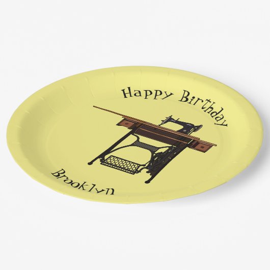 Cartoon-Abbildung der Nähmaschine Pappteller (Schrägansicht)