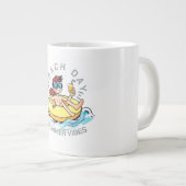 Cartoon am Strand auf aufblasbarem Ring Jumbo-Tasse (Vorderseite Rechts)