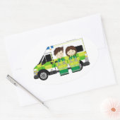 Cartoon Ambulance und EMTs Ovaler Aufkleber (Umschlag)