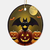 Cartoon Bat und Pumpkins unter Vollmond Keramik Ornament (Links)