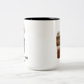 Cartoon Bernie Sanders und sein Warm Brown Mittens Zweifarbige Tasse (Mittel)