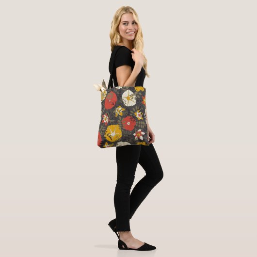 Cartoon Blätter und Blume auf dunklem Hintergrund Tasche (Am Model)