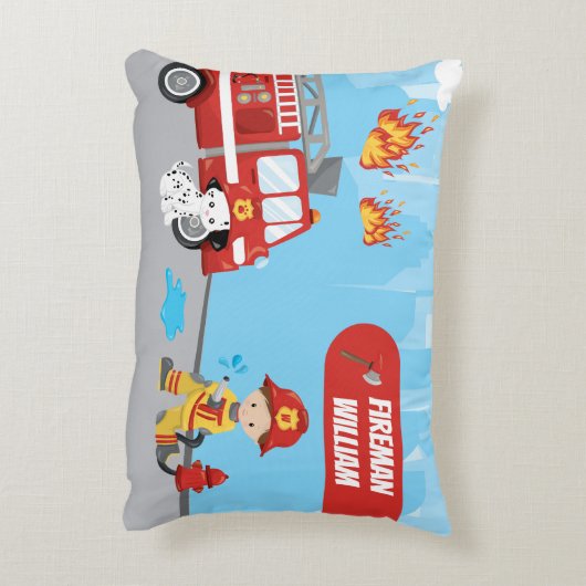 Cartoon des Kleinen Jungen Feuerwehrmann mit Vorna Dekokissen (Rückseite(Vertikal))