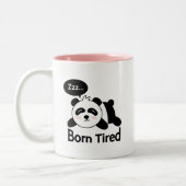 Cartoon des niedlichen Schlafenpandas Zweifarbige Tasse (Links)