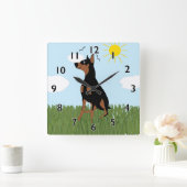 Cartoon Doberman Sitting Quadratische Wanduhr (Zuhause)