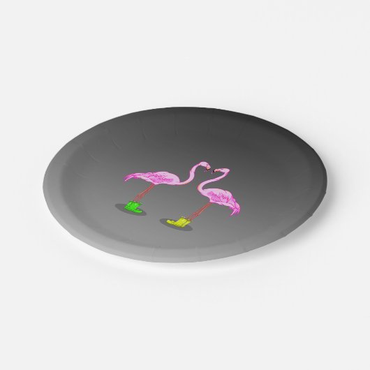 Cartoon Flamingos mit farbenfrohen Winterbooten Pappteller (Schrägansicht)