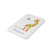 Cartoon Giraffe und Schmetterling Badematte (Schrägansicht)