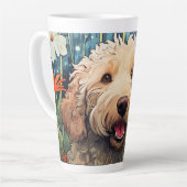 Cartoon Goldendoodle im Garten Latte Tasse (Linke Ecke)