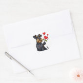 Cartoon-Hund mit Blume Runder Aufkleber (Umschlag)
