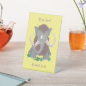 Cartoon-Illustration aus Wolle Sockelschild (In SItu)