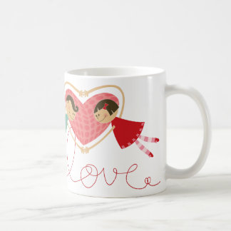 Cartoon-Junge und Mädchen in der Kaffeetasse