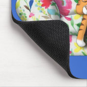 Cartoon Kitty schläft auf einem Blumenstuhl Mousepad (Ecke)
