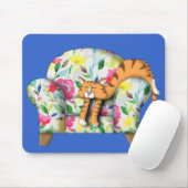 Cartoon Kitty schläft auf einem Blumenstuhl Mousepad (Mit Mouse)