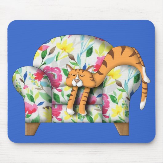 Cartoon Kitty schläft auf einem Blumenstuhl Mousepad (Vorne)