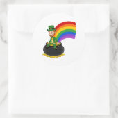 Cartoon leprechaun auf einem Topf aus Gold Runder Aufkleber (Tasche)
