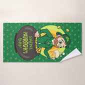 Cartoon leprechaun in einem Topf mit einem Pint Badehandtuch (Badehandtuch)