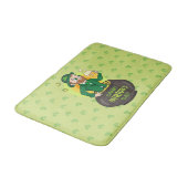 Cartoon leprechaun in einem Topf mit einem Pint Badematte (Schrägansicht)