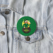 Cartoon leprechaun in einem Topf mit einem Pint Button (Beispiel)