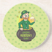 Cartoon leprechaun in einem Topf mit einem Pint Getränkeuntersetzer (Vorne)