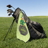 Cartoon leprechaun in einem Topf mit einem Pint Golfhandtuch (Gras)