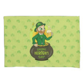 Cartoon leprechaun in einem Topf mit einem Pint Kissenbezug (Vorderseite)