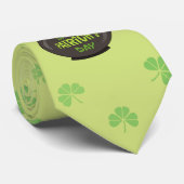 Cartoon leprechaun in einem Topf mit einem Pint Krawatte (Gerollt)