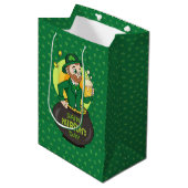 Cartoon leprechaun in einem Topf mit einem Pint Mittlere Geschenktüte (Vorderseite Schrägansicht)