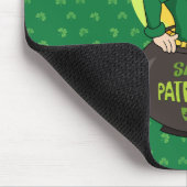 Cartoon leprechaun in einem Topf mit einem Pint Mousepad (Ecke)