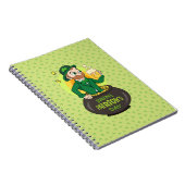 Cartoon leprechaun in einem Topf mit einem Pint Notizblock (Rechte Seite)