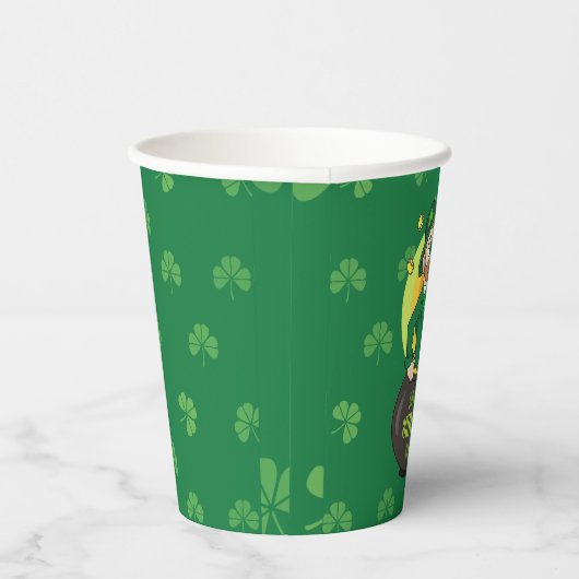 Cartoon leprechaun in einem Topf mit einem Pint Pappbecher (Rechts)