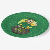 Cartoon leprechaun in einem Topf mit einem Pint Pappteller (Schrägansicht)