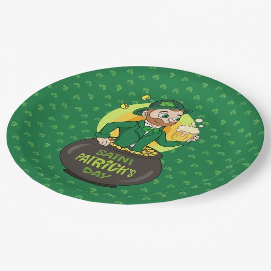 Cartoon leprechaun in einem Topf mit einem Pint Pappteller (Schrägansicht)