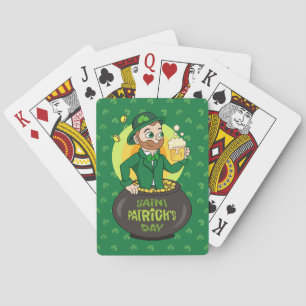 Cartoon leprechaun in einem Topf mit einem Pint Spielkarten