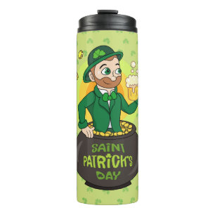 Cartoon leprechaun in einem Topf mit einem Pint Thermosbecher