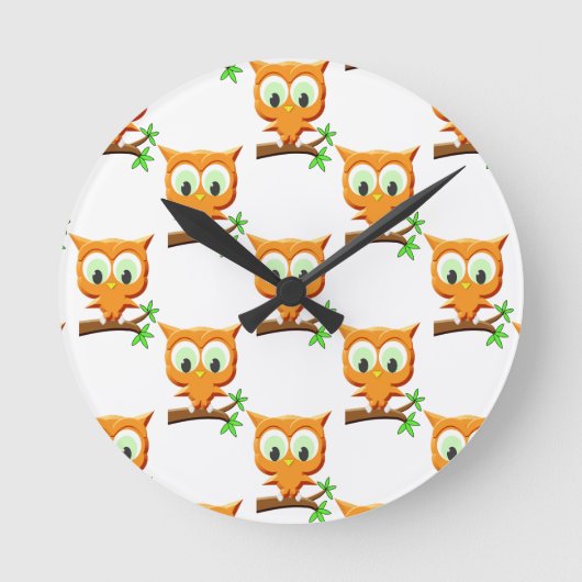 Cartoon Little Owl On Branch Pattern Runde Wanduhr (Vorderseite)